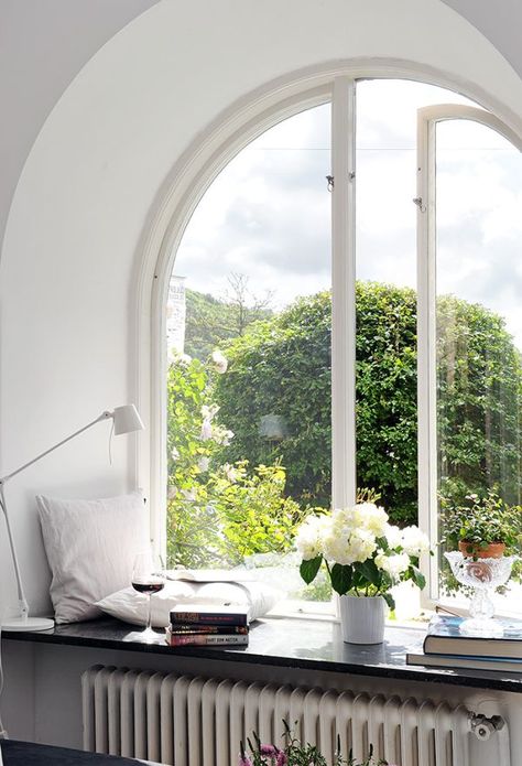 6 Ways To Decorate & Dress Your Window Sills Window Seat Nook, Cozy Window Seat, Window Nook, Window Ledge, Attic Renovation, Design Del Prodotto, Arched Windows, White Room, Cozy Reading Nook