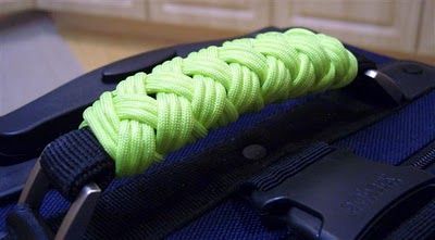 16 lead 3 bight Turk's head knot on luggage handle... way better than our frayed curled wrapping ribbons  : ) Paracord Wrap Handle, Luggage Tags Diy, Luggage Identifiers, Luggage Handle Wrap, Diy Luggage, Paracord Knots, How To Tie Ribbon, Suitcase Handle, Paracord Projects