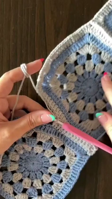 Joining Crochet Squares, Granny Square Crochet Patterns Free, Crochet Blanket Designs, Crochet Stitches Video, Crochet Handbags Patterns, Crochet Stitches For Beginners, Crochet Fashion Patterns, Crochet Square Patterns, Granny Square Crochet Pattern