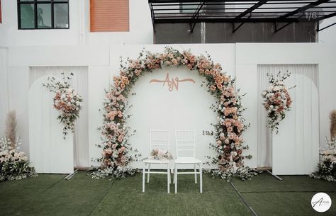 Minimal Wedding Stage Decor, Simple Classic Wedding, Nikah Decor, Engagement Decor, Wedding Stage Decor, Stage Decor, Wedding Green, Wedding Backdrop Decorations, Wedding Fair