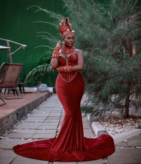 Still captivated by the stunning appearance of this Edo bride🥹😍 Send us a DM today if you would love us to recreate this look for you😍 Glam Team💯 STYLIST - @a_la.mode_bleue MAKEUP - @ivstouch OUTFIT- @bibiclassy PHOTOGRAPHER - @ug_pixels HAIR & ACCESSORIES- @kubees_gele #bellanaijaweddings #edo #edowedding #bridestyle #weddings #naijaweddings #classy #beautiful #edobride Edo Bride Outfit, Edo Traditional Wedding Attire, Edo Wedding, Edo Brides, Glam Team, Naija Wedding, Nigerian Bride, Traditional Wedding Attire, Traditional Attires