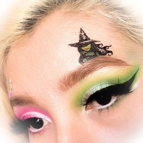 Tara Rose Cardinal on Instagram: “Broadway’s Wicked Elphaba Makeup Look🤓 I did Glinda on the other eye but at the last second I smudged it😢 so yeah, lovely😑…” Wicked Movie Makeup Ideas, Wicked Makeup Looks Glenda, Glenda Makeup Wicked, Wicked Musical Makeup, Elphaba And Glinda Makeup, Wicked Makeup Ideas, Wicked Themed Makeup, Elphaba Inspired Makeup, Wicked Inspired Makeup