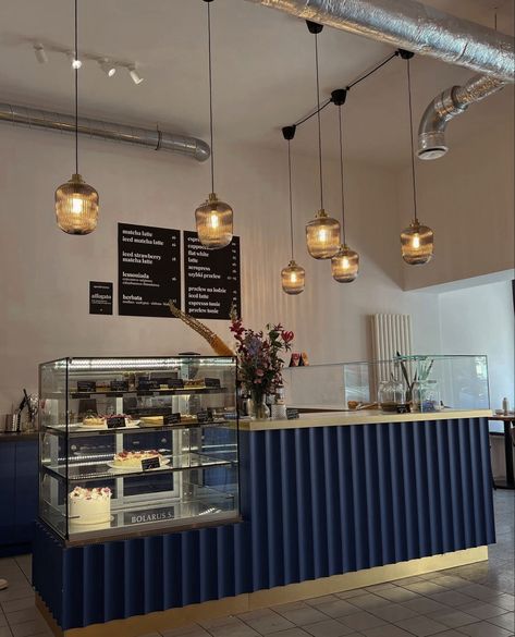 Coffee Shop Counter Ideas Bakery Display, Sweet Shop Interior, Display Counter Design, Small Coffee Shop Ideas, Cafe Bar Interior, Country Cafe, Cafe Uniform, Cafeteria Design, Modern Coffee Shop