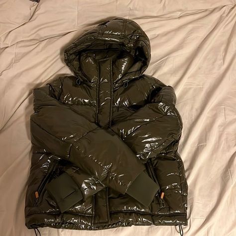 GAP WOMEN'S OLIVE GREEN UPCYCLED CROPPED MIDWEIGHT PUFFER JACKET ORG. $148 BNWT Forest Green Puffer Jacket, Olive Puffer Jacket Outfit, Olive Jacket Outfit, Olive Puffer Jacket, Olive Green Winter Jacket, Green Winter Jacket, Scandinavian Winter, Green Puffer Jacket, Green Puffer