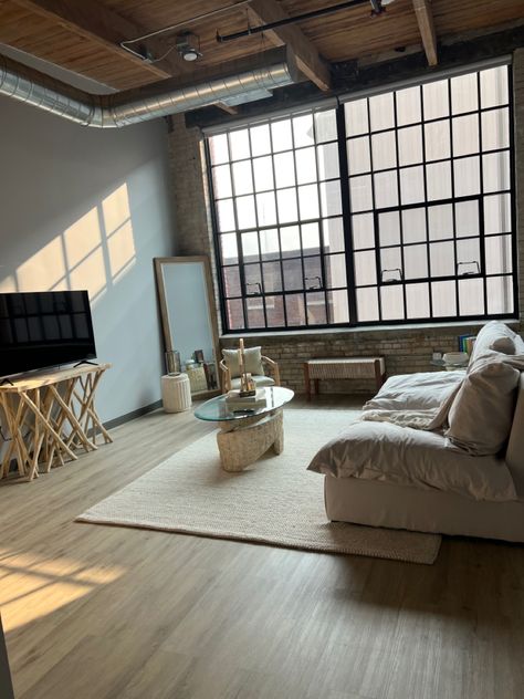 Nyc Loft Apartment Aesthetic, Ny Loft Apartment, Open Loft Apartment, Big Studio Apartment, Loft Apartment Layout, Nyc Loft Apartment, Cozy Loft Apartment, Moody Apartment, Loft Apartment Aesthetic