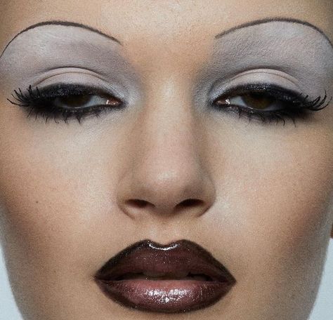 Maquillage Goth, 90s Beauty, Y2k Makeup, White Eyeshadow, 90s Makeup, Swag Makeup, Ethereal Makeup, Dark Makeup, Creative Makeup Looks