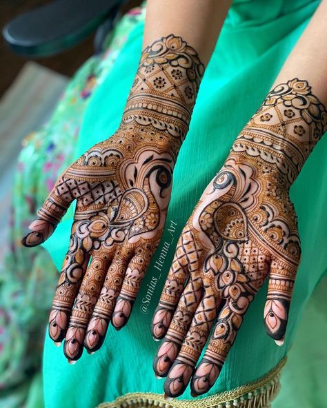 Sonia S Randhawa |📍TORONTO🇨🇦 (@sonias_henna_art) posted on Instagram: “Happy Friday 💕 @sonias_Henna_Art . @sonias_henna_art . . . . . . . . . #peacock #peacockhenna #henna #mehndi #sangeet #weddingHenna…” • Sep 4, 2020 at 12:35pm UTC Mehndi Designs Animals, Mehandi For Bridesmaid, Peacock Mehendi Bridal, Detailed Mehndi Designs, Peacock Henna Designs, Small Mehendi, Peacock Henna, Henna Peacock, Minimal Mehndi