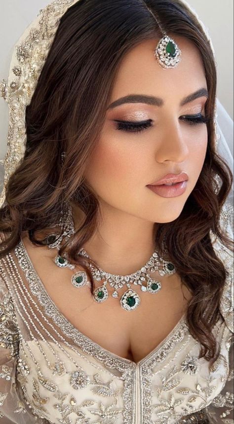 Girlish Makeup For Wedding, Hair Styles For Desi Wedding, Valima Bride Hairstyles, Engagement Makeup Look Pakistani, Valima Hairstyles Pakistani, Engagement Looks For Indian Bride Hairstyle, Punjabi Bride Makeup, No Makeup Makeup Look Indian, Indian Bridal Hairstyles With Dupatta