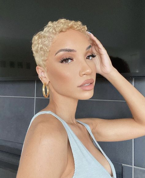 Pixie Natural Curly Hair, Pixie Cut Natural Hair, Raven Elyse, Shaved Hairstyles, Hair Glam, Hype Hair, Twa Hairstyles, Natural Hair Short Cuts, Hair Magazine