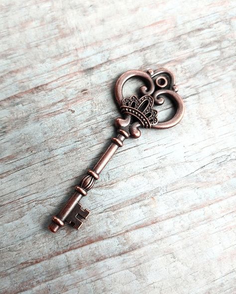 1 large skeleton key pendant in a rustic copper finish! Great finding for making bracelets, necklaces, earrings, other jewelry projects, steampunk creations, and scrapbooking! 83mm long x 31mm wide x 6mm thick (about 3 1/4 inches long)  material: metal alloy; does not contain lead Please let me know if you have any questions, or if you would like a listing for a different quantity! LOOKING FOR SOMETHING NOT IN OUR SHOP? Please send a shop message or email to: aniknition@yahoo.com  letting us kno Steampunk Creations, Key Drawings, Steampunk Key, Steampunk Aesthetic, Old Keys, Keys Wedding, Making Bracelets, Key Jewelry, Ear Cuff Earings