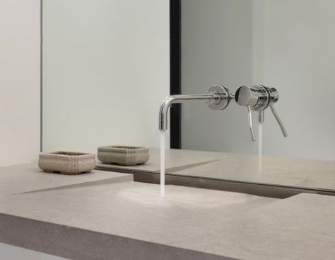 The tap can be mounted on the wall or, as in this case, on the mirror Contemporary Sink, Bathroom Sink Design, Wall Faucet, Contemporary Bathroom Sinks, Modern Bathroom Sink, Modern Sink, Mirror Wall Bedroom, Concrete Sink, Modern Wall Mirror