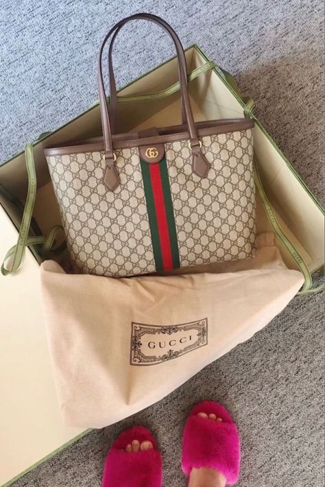 Gucci Tote Bag Outfit, Gucci Ophidia Bag Outfit, Gucci 2022, Gucci Ophidia Bag, Minimalist Bags, Tote Bag Outfit, Shoulder Bag Outfit, Luxury Bags Collection, Gucci Purse