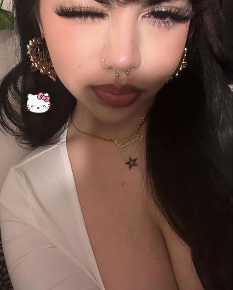 Makeup Emo, Teen Makeup, Latina Makeup Looks, Paznokcie Hello Kitty, 90s Makeup Look, Egirl Makeup, Trajes Kylie Jenner, Y2k Makeup, Latina Makeup