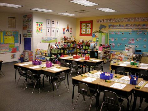 Elementary Classroom Nostalgia, Old School Classroom Aesthetic, Early 2000s Classroom, 2000s Classroom, Classroom Nostalgia, Y2k Classroom, 90s Classroom, Comfy Classroom, Childhood 2000s