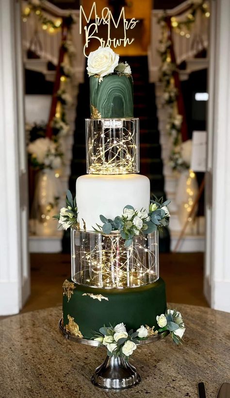 Cake With Fairy Lights, Wedding Cake Emerald Green, Emerald Green Wedding Theme, Jasmine Wedding, Tiered Cakes Birthday, Green Wedding Cake, Quinceanera Cakes, Wedding Cake Tops, Elegant Birthday Cakes