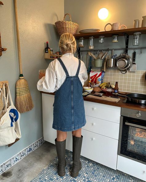 British Fashion Aesthetic, Scottish Summer Outfits, Sezane Aesthetic, Jeans Overall Outfit, Salopette Outfit, Rainboots Outfit, Rain Boot Outfit, Hunter Boots Outfit, Rain Outfit