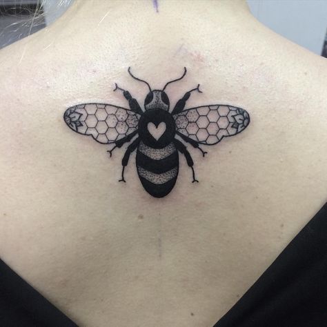 On Emma! Love it when you and Georgina come to see me 😘😘 Bee Tattoo On Back, Animal Back Tattoo, Queen Bee Tattoo Ideas, Cousin Tattoo Ideas, Dreams Tattoo, Cartoon Queen, Bee Tattoo Ideas, Honey Bee Art, Queen Bee Tattoo