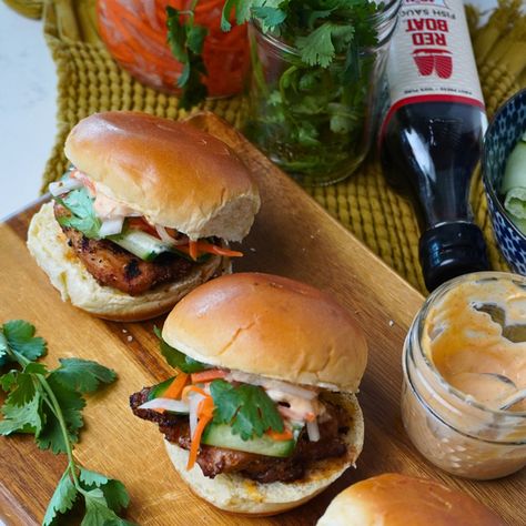 Chicken Banh Mi Sliders Banh Mi Sliders, Chicken Banh Mi, Grilling Party, Hawaiian Buns, Sriracha Mayo, Pickled Carrots, Slider Buns, Backyard Grilling, Pickled Veggies