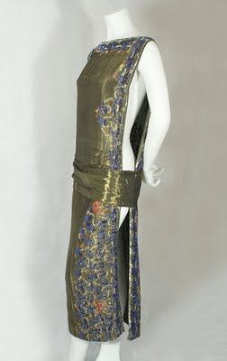 like the simplicity and hip belt/sash Style Année 20, Revealing Dresses, Lame Dress, Vestidos Retro, 1920s Outfits, 1920 Fashion, 20s Fashion, Vintage Textile, Flapper Style