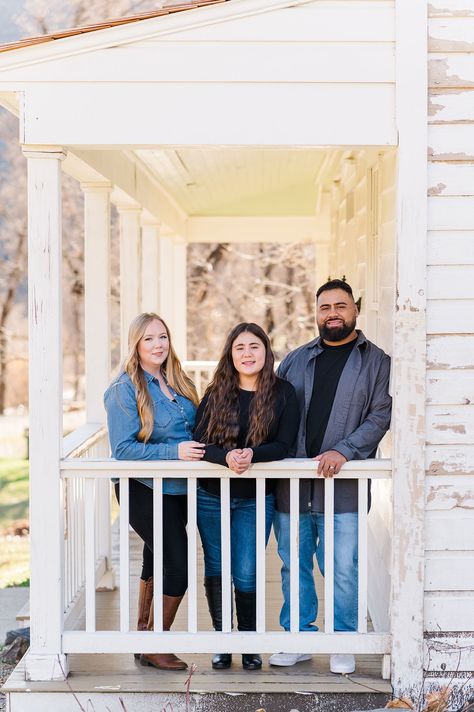 family leaning on porch railing with wintery trees in background New House Family Photoshoot, Porch Family Photos, Family Mini Sessions, Mini Photo Sessions, Xmas Photos, Winter Porch, Porch Railing, Winter Family, Mom And Daughter