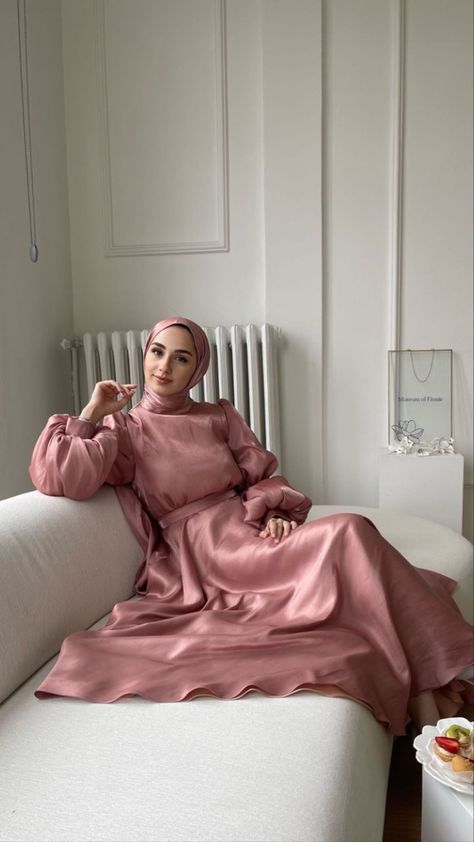 Dress Pink Hijab, Pink Dress Hijab, Dress Hijab Party, Pink Hijab Outfit, Hajib Fashion, Nails Selfie, Pink Hijab, Bride Dress Simple, Soiree Dresses