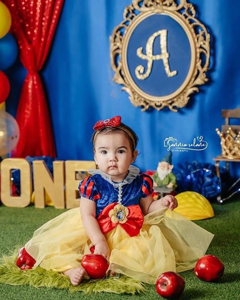 Mirror mirror on the wall, Alianna is the fairest of them all🍎👑 Cake Smash Session | Snow White Theme #janniasolanophotography… Snow White Princess Dress, Sparkle Romper, White Princess Dress, Cake Photoshoot, Snow White Birthday, Snow White Party, Smash Cake Photoshoot, Princess Tutu, Foto Baby