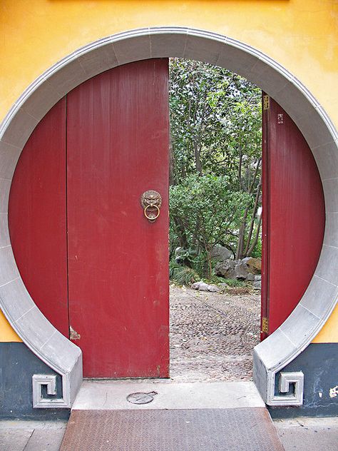 Good lord, what a beauty. #door in Shanghai #bed red door asian Round Door Design, Round Archway, Asian Doors, Circular Door, Green Magic Homes, Chinese Door, Garage Organisation, Open Door Policy, Modern Exterior Doors