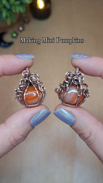 TheBohoBeachBum on Instagram: "Mini Carnelian Pumpkin Necklaces are now available at my etsy shop! 🎃 Full-length wire wrapped mini pumpkin tutorial is up on my YouTube!  . . #wirewrapping #wirewrappedpumpkin #falldiy #halloweendiy #pumpkinnecklace" Wire Wrapped Pumpkin, Wire Pumpkin, Pumpkin Tutorial, Pumpkin Jewelry, Pumpkin Necklace, Pendant Tutorial, Witches Hat, Wire Jewellery, Pumpkin Earrings