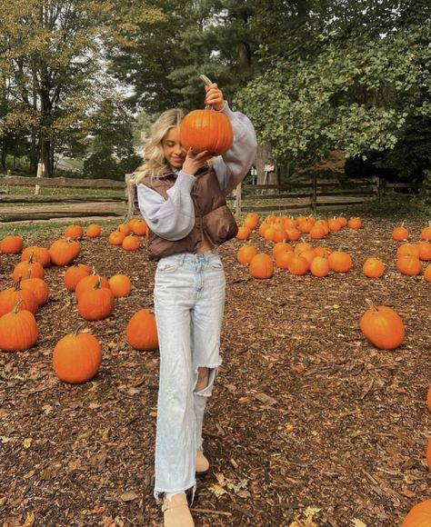 Cute Fall Pictures, Pumpkin Patch Photoshoot, Pumpkin Patch Pictures, Fall Photo Shoot Outfits, Aesthetic Baddie, Fall Pics, Pumpkin Patch Outfit, Insta Photos, Farm Clothes