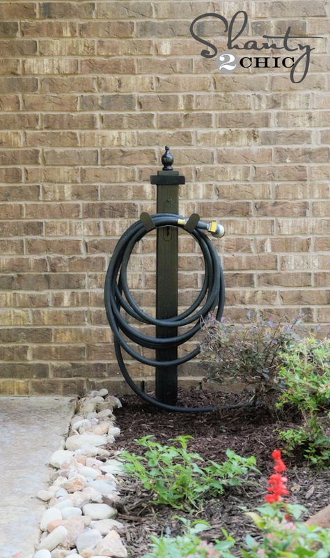 DIY Garden Hose Holder -- I've been wanting one of these and it's so much cuter than the store bought kind! Water Hose Holder, Front Yards Curb Appeal, Garden Hose Holder, Budget Garden, Hose Holder, Garden Hoses, Diy Outdoor Decor, Front Patio, Garden Water