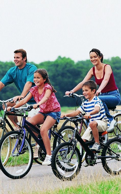 Best Ideas For Family Activities for Kids: Here is a list of family activities that will  help you have fun with your families and spend quality time with them. Family Running Together, Healthy Happy Family, Healthy Family Lifestyle, Family Adventure Ideas, Quality Time Family, Family Activities For Kids, Quality Time With Kids, Family Quality Time, Family Having Fun