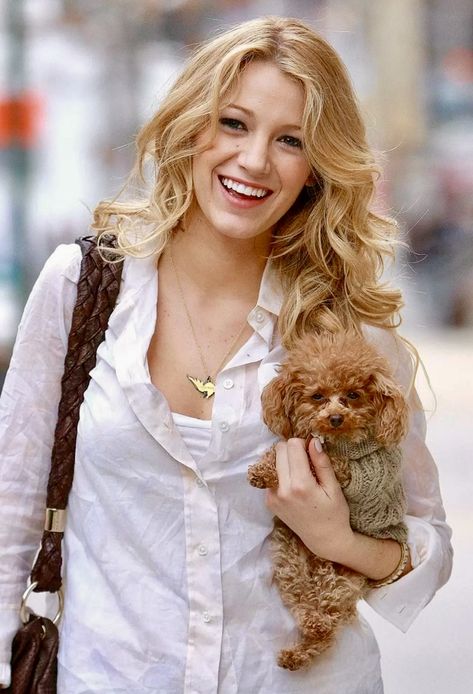 Actress Blake Lively cradles her cute maltipoo in her arm as she walks about New York Blake Lively Family, Vacation Hairstyles, Serena Van Der Woodsen, Hollywood Celebrities, Blake Lively, Girl Next Door, Perfect Hair, Gossip Girl, Vanity Fair