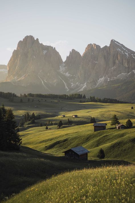 Seiser alm, also known as Alpe di Suisi, is the biggest and highest mountain meadow in Europe. In this blog post, we tell you everything you need to know to explore this magical mountain meadow! Mountain Life Aesthetic, Alps Aesthetic, Italian Mountains, Mountain Alps, Magical Mountain, Alps Mountains, Mountain Meadow, Italian Alps, Big Mountain