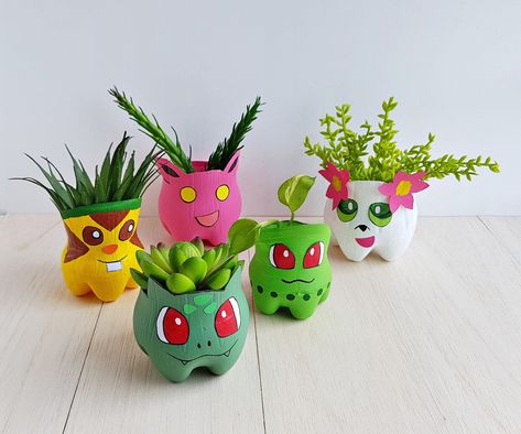 Diy Recycle Plastic, Pokemon Planter, Pokemon Crafts, Plastic Bottle Planter, Pokémon Party, Pots Diy, Yellow Crafts, Pokemon Diy, Pokemon Craft