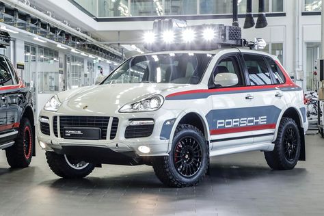 A first-generation Porsche Cayenne SUV that was customized for outdoors and off-road performance. The show car demonstrates the automaker's commitment to customization. Custom Porsche Cayenne, Cayenne Overland, Porsche Cayenne Overland, Off Road Porsche Cayenne, Porsche Cayenne Off Road, Porsche Jeep, 2024 Porsche Cayenne, Porsche 4x4, Porsche Cayenne Safari