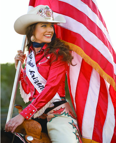 always wanted to be a trick rider, maybe i'll make it to the rodeo someday and travel and perform! Rodeo Queen Clothes, Rodeo Girls, Rodeo Cowboys, Wilde Westen, Rodeo Cowgirl, Queen Outfit, Rodeo Life, Cowgirl And Horse, Looks Country