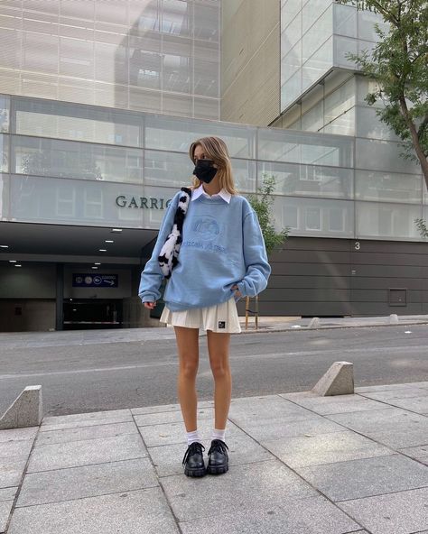 Low Top Doc Martens Outfit, Blue Pleated Skirt Outfit, Skirt And Sweatshirt Outfit, Blue Sweatshirt Outfit, Oversized Sweatshirt Outfit, Blue Skirt Outfits, Preppy Mode, Light Blue Sweatshirt, Pleated Skirt Outfit