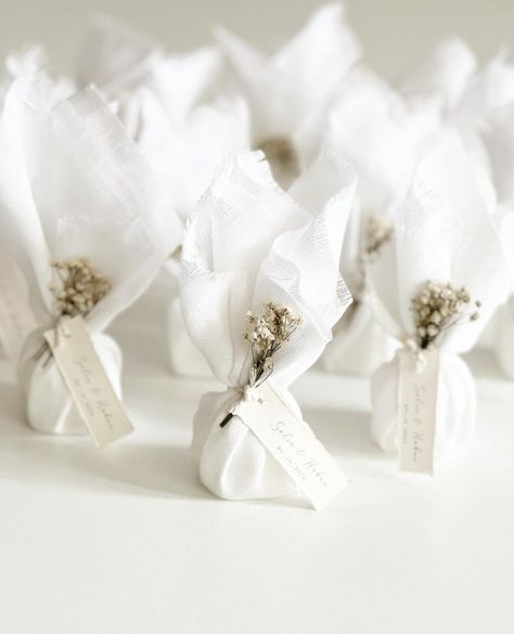 The sweetest little wedding favours by @byfeyzagoncal⁠! These adorable touches make every wedding extra special 💕 LR xx⁠ ⁠ #WeddingFavours #ElegantDetails #LeRoseStories Wedding Guests Gift Ideas, Favours Ideas, Juice Ad, Luxury Wedding Gifts, Wedding Goodies, Wedding Favor Table, Wedding Doors, Door Gift, Wedding Moodboard