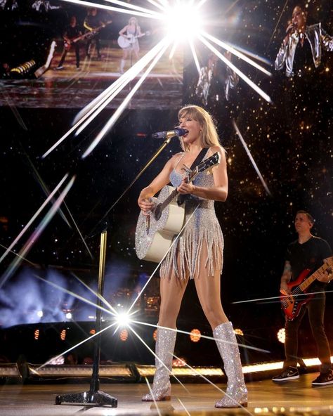 Kiki 🇻🇳 (Fan Page) (@kikiswiftie) • Instagram photos and videos Fearless Dress, Taylor Swift Wallpapers, Photos Of Taylor Swift, Miami Night, Taylor Guitar, Taylor Swift New, Estilo Taylor Swift, Taylor Swift Cute, Taylor Swift Fearless