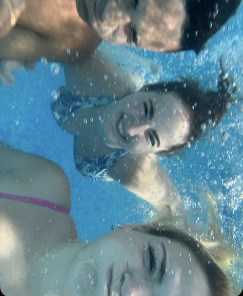 Best friends photo inspo underwater Underwater Pictures With Friends, Pool Day With Friends, Photo Inspo With Friends, Underwater Pictures, Wolf Lodge, Great Wolf Lodge, Fun Pics, Friend Pictures Poses, Friends Photo