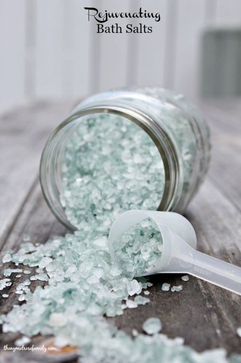 An easy recipe for Rejuvenating Bath Salts from epsom salts and essential oils. Epsom Salt Cleanse, Essential Oils Diy, Epsom Salt Scrub, German Chamomile, Savon Diy, Bath Salts Recipe, Bath Salts Diy, Diy Lotion, Essential Oils Bath