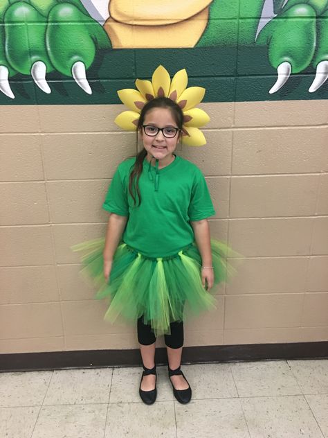 DIY flower costume Diy Flower Halloween Costume, Diy Flower Dress Costume, Spring Costume Kids, Daisy Flower Costume, Diy Flower Costume Women, Diy Flower Costume, Plant Costume Kids, Flower Costumes, Baby Flower Costume Diy