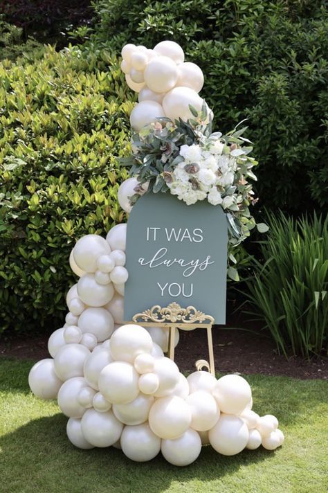 Easel Welcome Sign With Balloons, Welcome Sign With Balloons And Flowers, Wedding Welcome Sign With Balloons, Acrylic Sign With Balloons, Welcome Easel With Balloons, Balloon Garland Around Easel, Balloon Arch On Easel, Wedding Sign With Balloons, Balloon Arch With Sign