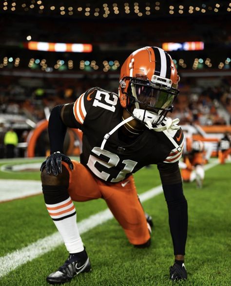 Nfl Pfp, Denzel Ward, Cool Football Pictures, Football Drip, Cleveland Browns Logo, Nfl Football Pictures, Football Stars, Nfl Photos, Browns Football