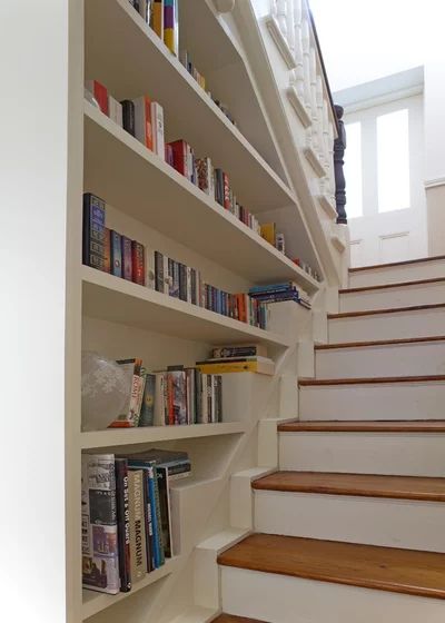 Bookcase Stairs, Staircase Bookshelf, Apartemen Studio, تحت الدرج, Stair Shelves, Split Foyer, Traditional Staircase, Escalier Design, Split Level House