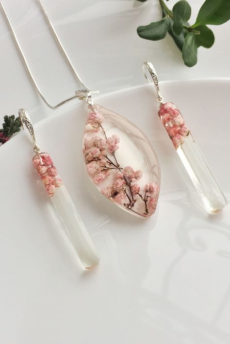 Resin Flower Pendant, Resin Art Necklace, Resin Flower Earrings, Resin Necklace Ideas, Resin Jewellery Ideas, Resin Pendant Ideas, Resins Ideas, Resin Earrings Ideas, Resin Earrings Diy