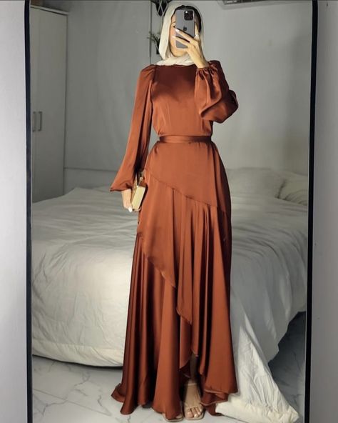 Long Sleeve Autumn Dress, Courtship Dress Idea, Hijab Casual Dresses For Summer, Hour Glass Dresses Classy, Soiree Outfit Classy, Modest Dresses Soiree, Modest Wedding Dresses Guest, Dresses To Wear To A Wedding Hijab, Hijab Dresses Soiree