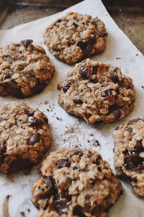 These gluten / dairy-free oat and date cookies with chunks of chocolate are incredibly satisfying. Chocolate Date Cookies, Oat Date Cookies, Healthy Date Cookies, Date Sweetened Cookies, Chocolate Chip Date Cookies, Date And Oat Cookies, Sugar Free Oat Cookies, Date Paste Cookies Healthy, Date Cookies Healthy