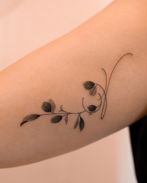 Eucalyptus🖤 | Instagram Eucalyptus Tattoo, Tattoo Fixes, Justice Tattoo, Feuille Eucalyptus, Plant Tattoo, Flower Tattoo Designs, Tree Tattoo, Future Tattoos, Flower Drawing