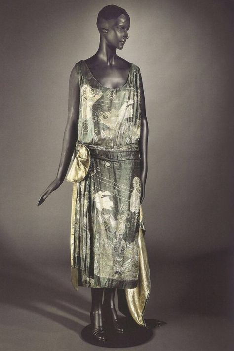 Evening Cape and Dress - House of Worth Gold fish design by Jean Dunand 1925 - Dress 2 Jean Dunand, Roaring 20s Fashion, House Of Worth, Ziegfeld Girls, 20th Century Fashion, That Dress, 20s Fashion, Flapper Style, 1920s Dress